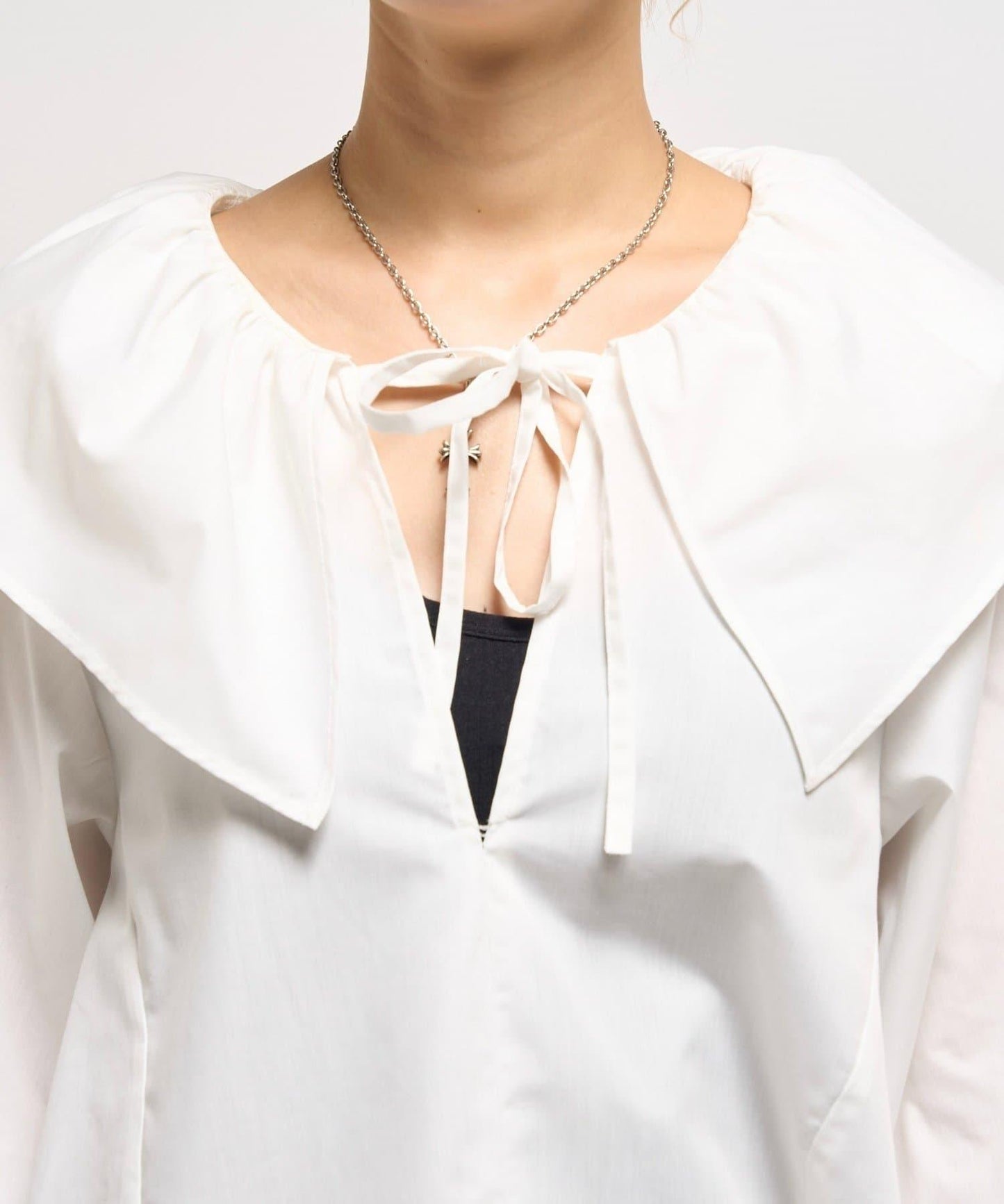 【WHO'S WHO gallery】大翻領荷葉邊襯衫