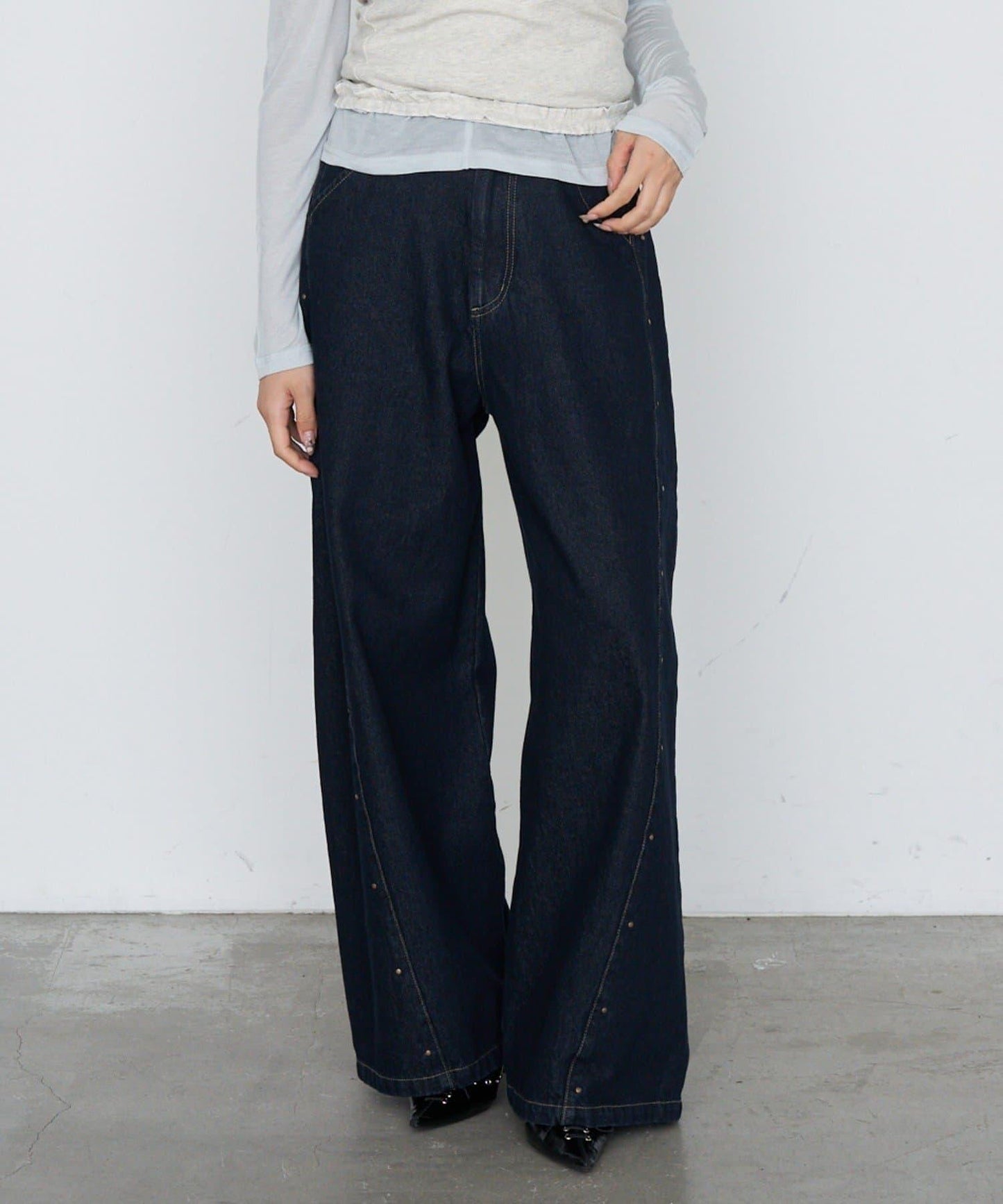 鉚釘裝飾寬鬆牛仔褲