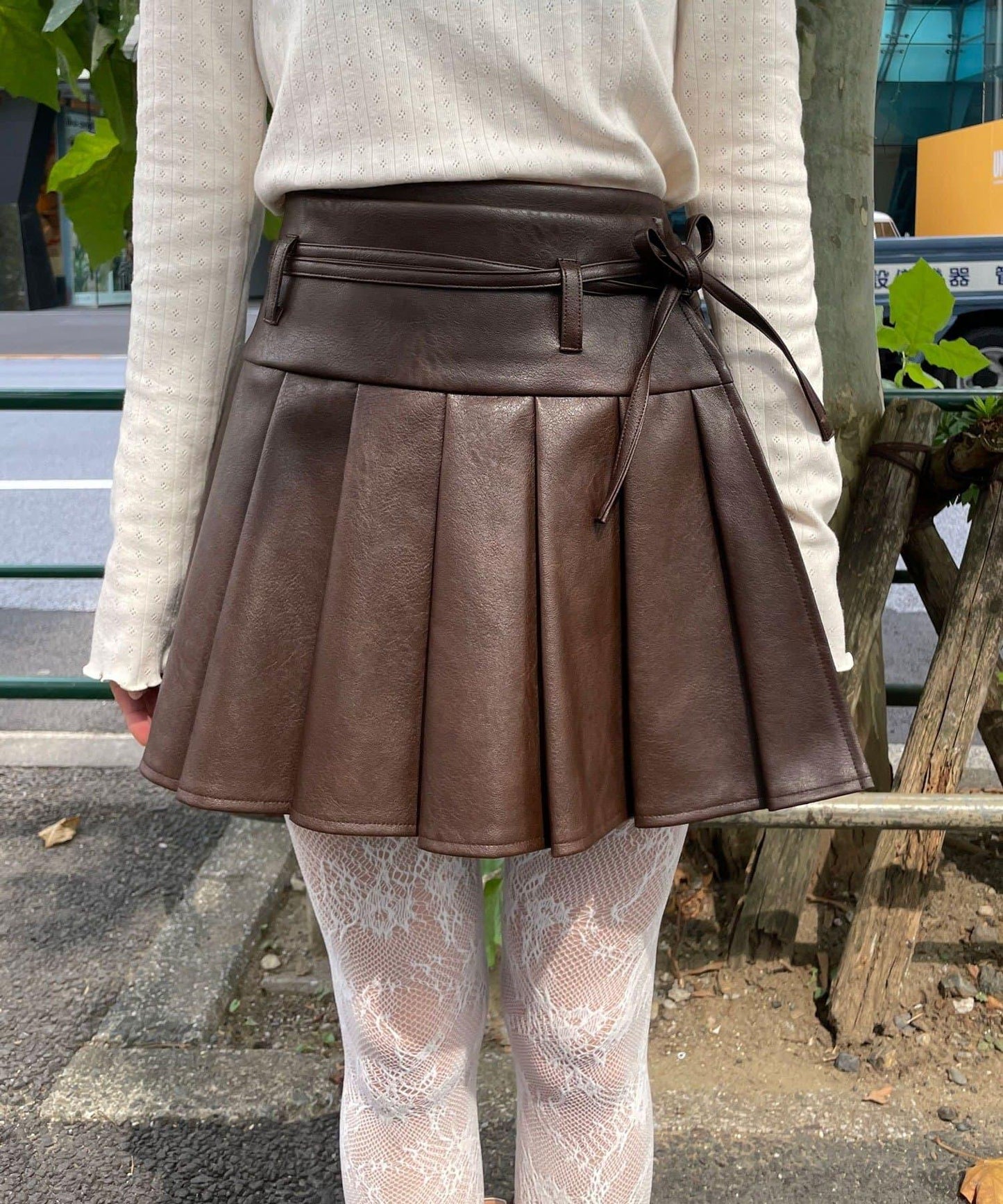 皮革百褶包裹式迷你裙