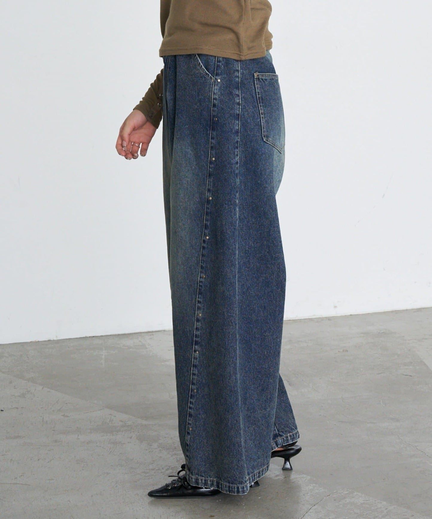 鉚釘裝飾寬鬆牛仔褲