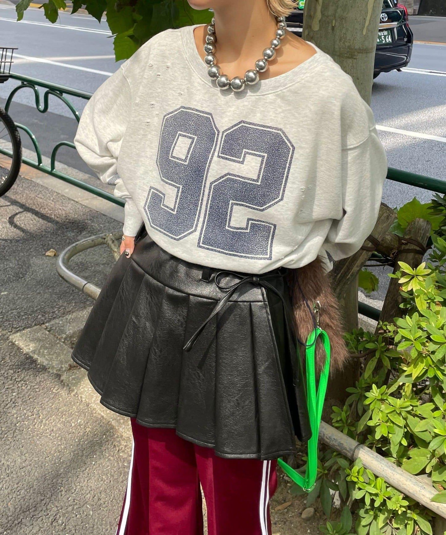 皮革百褶包裹式迷你裙