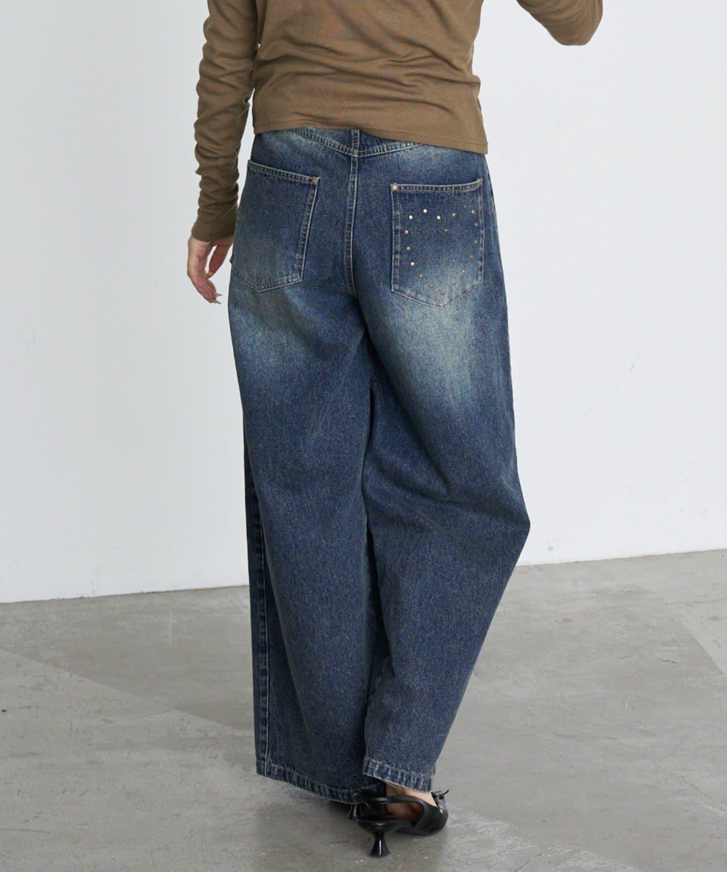 鉚釘裝飾寬鬆牛仔褲