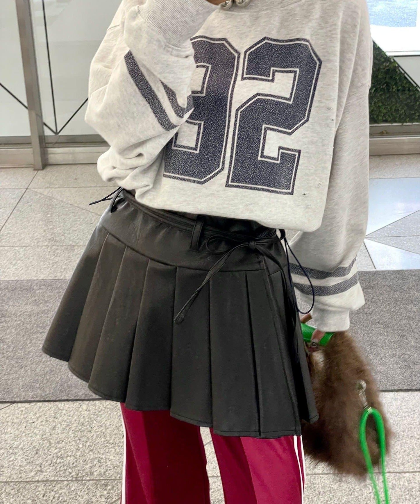 皮革百褶包裹式迷你裙