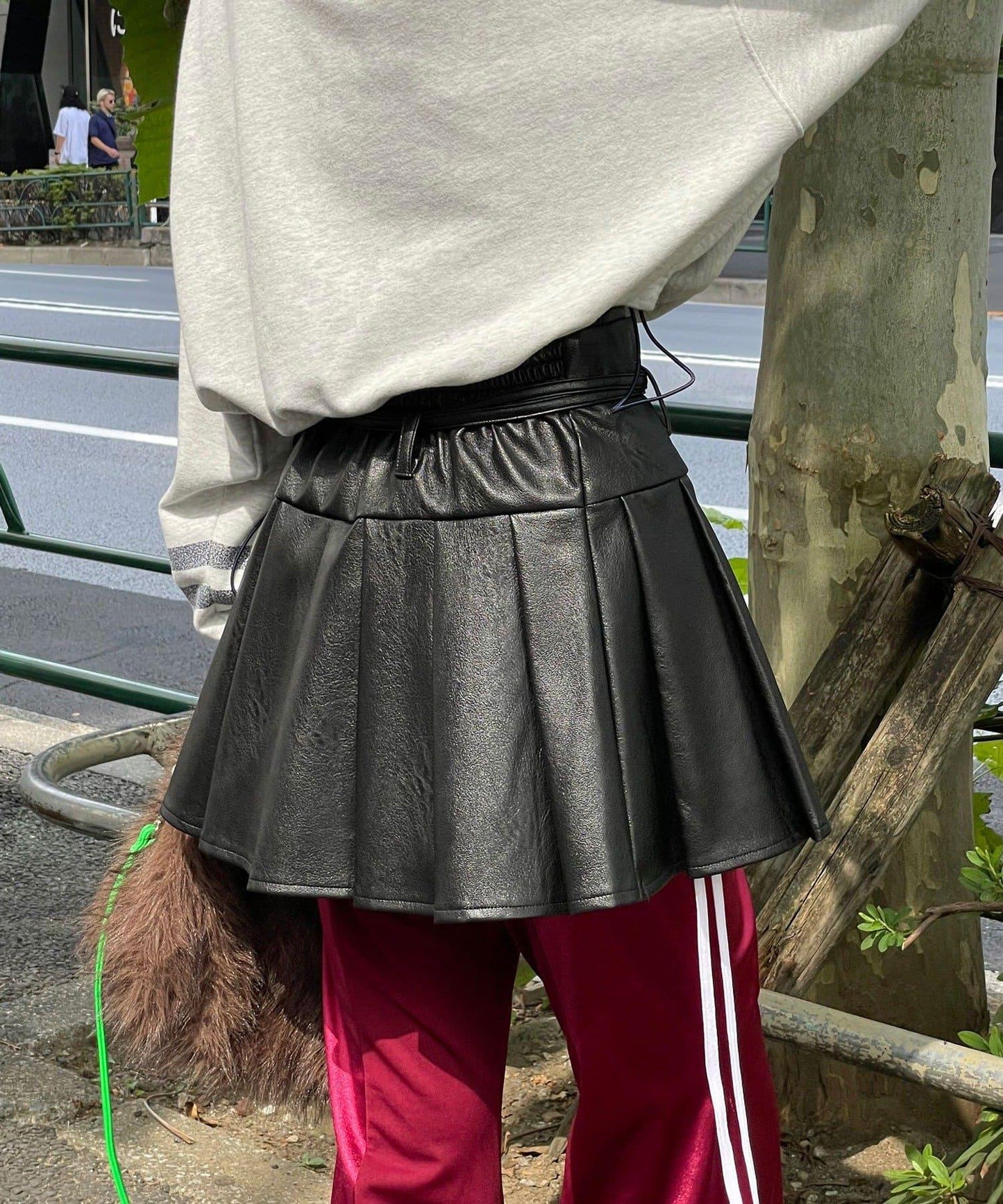 皮革百褶包裹式迷你裙