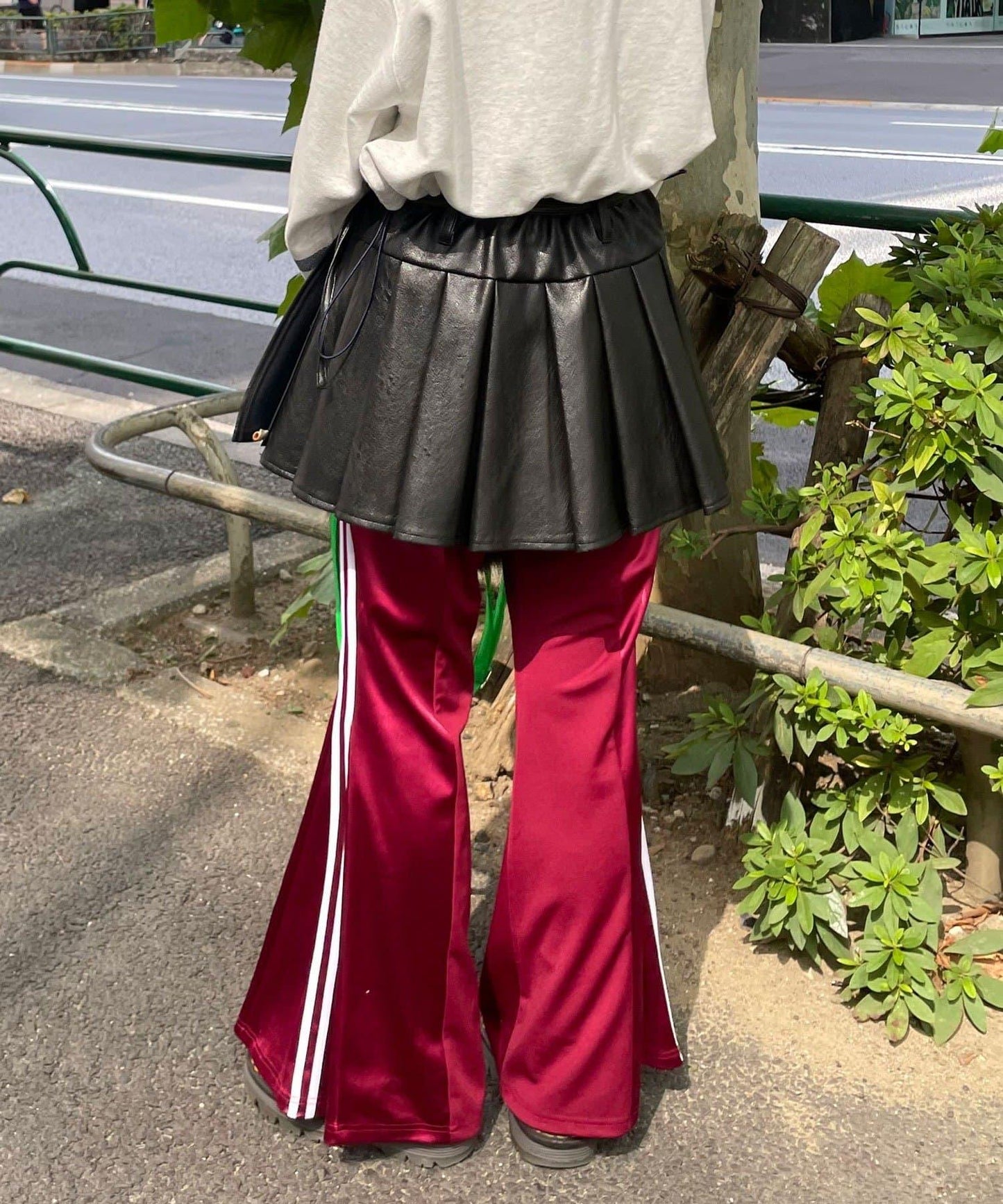 皮革百褶包裹式迷你裙