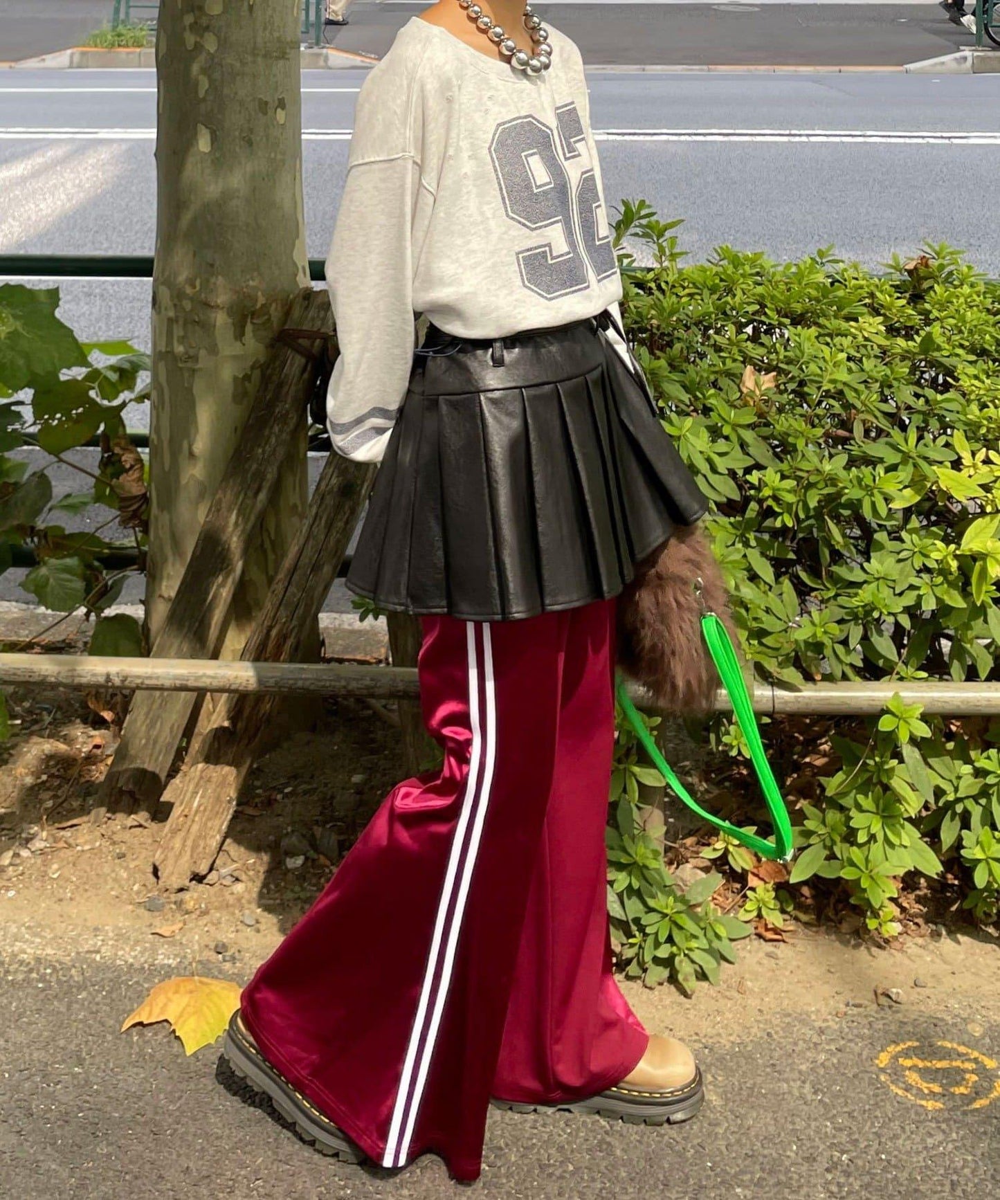 皮革百褶包裹式迷你裙