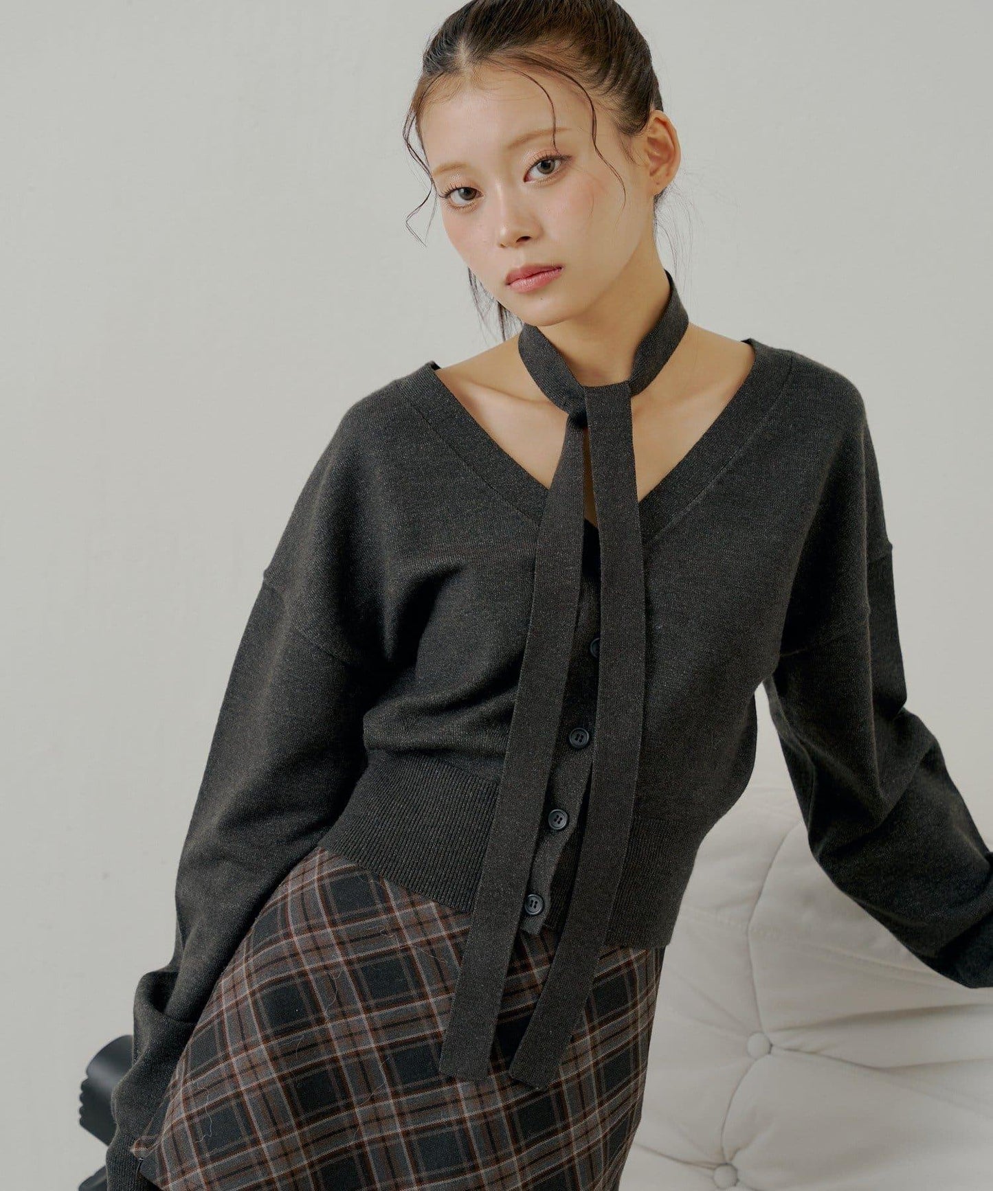 【Chico】帶領帶V領修身針織衫