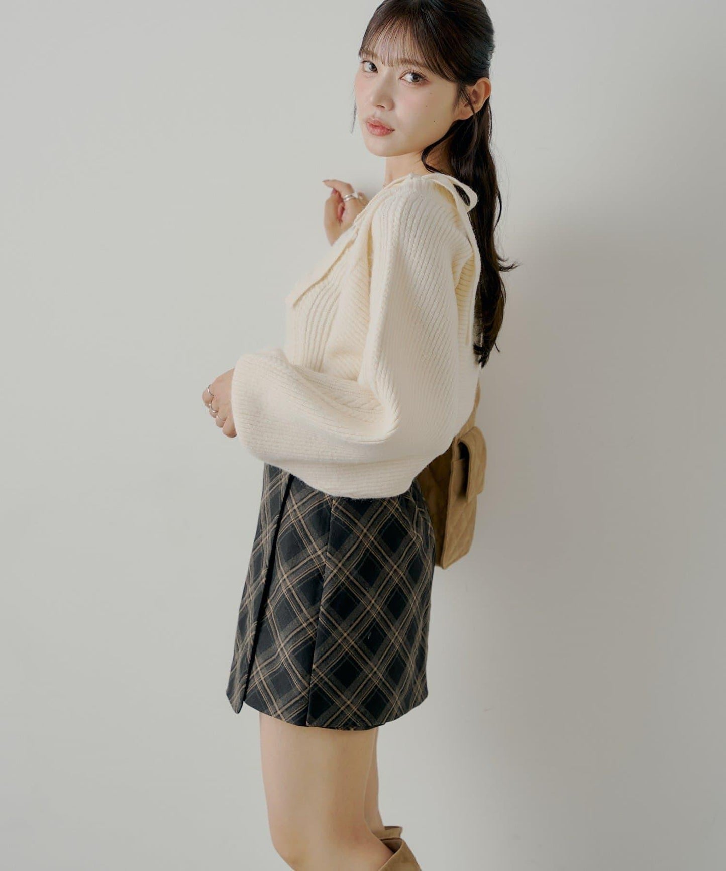 【Chico】前裹設計迷你裙褲