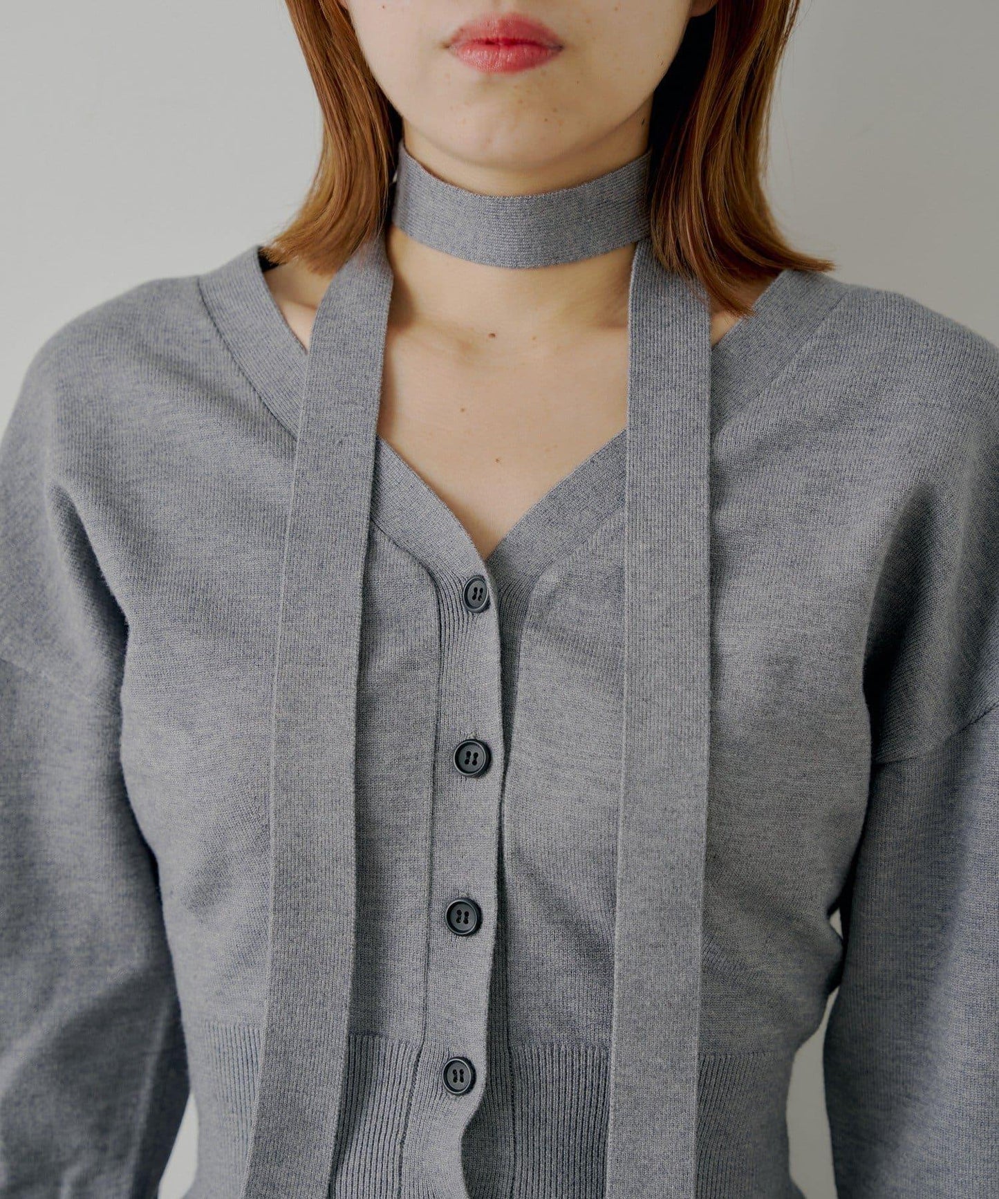 【Chico】帶領帶V領修身針織衫