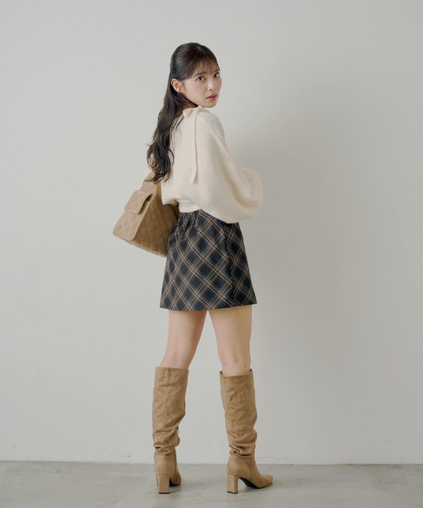 【Chico】前裹設計迷你裙褲