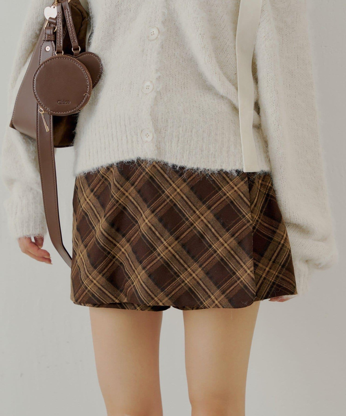 【Chico】前裹設計迷你裙褲