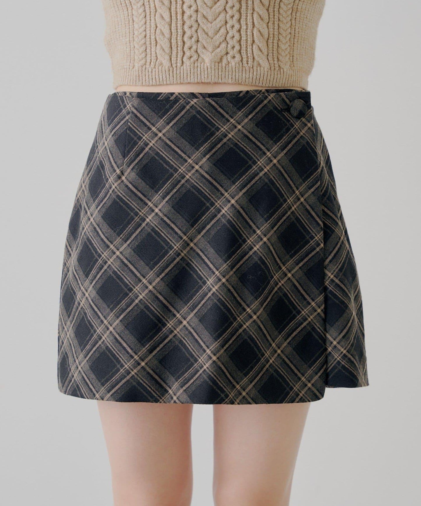 【Chico】前裹設計迷你裙褲