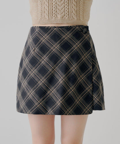 【Chico】前裹設計迷你裙褲