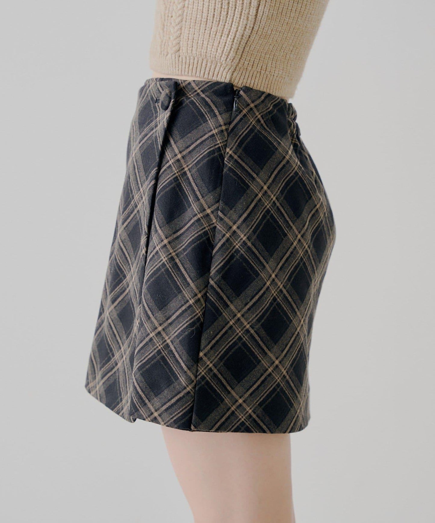 【Chico】前裹設計迷你裙褲