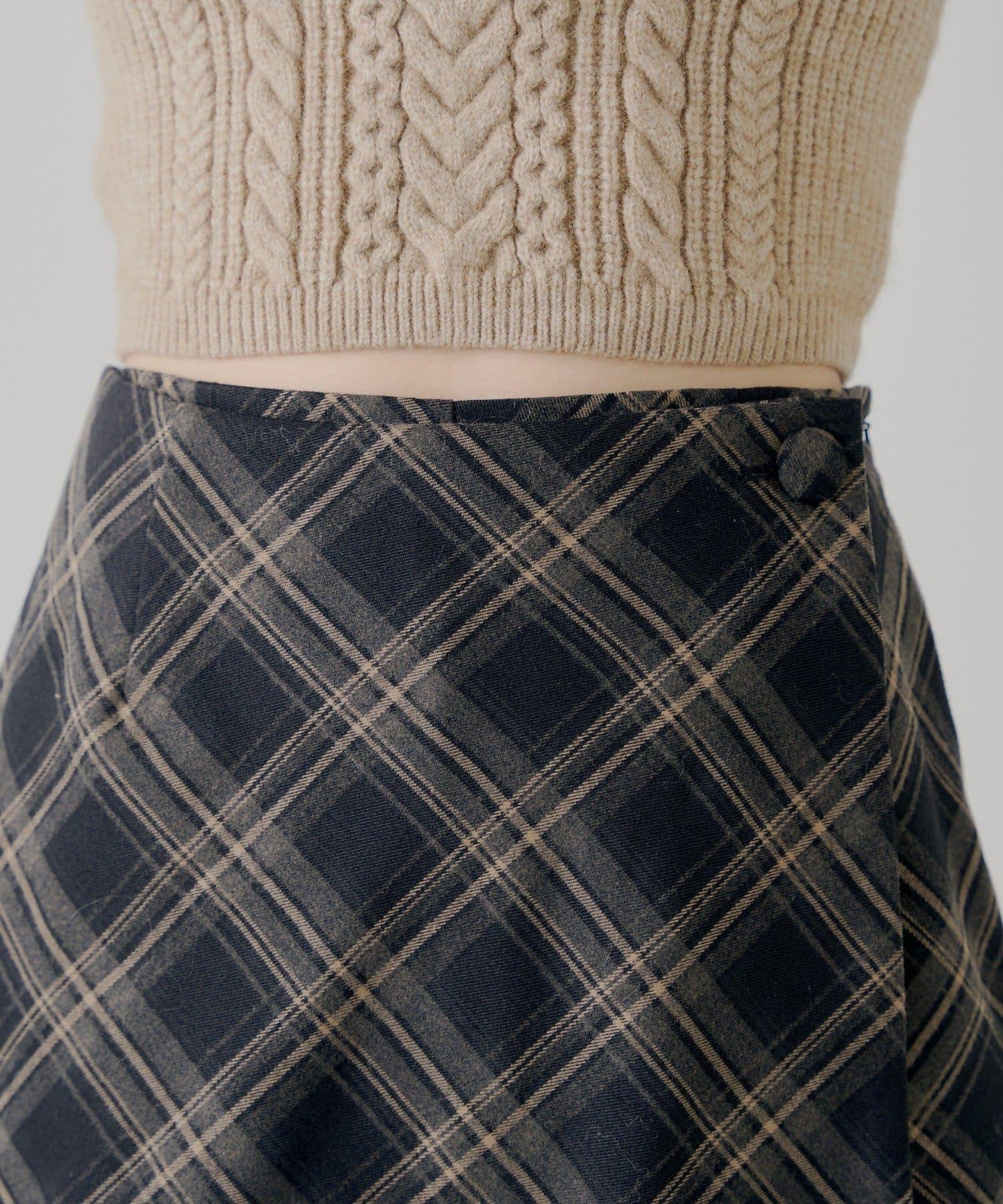 【Chico】前裹設計迷你裙褲