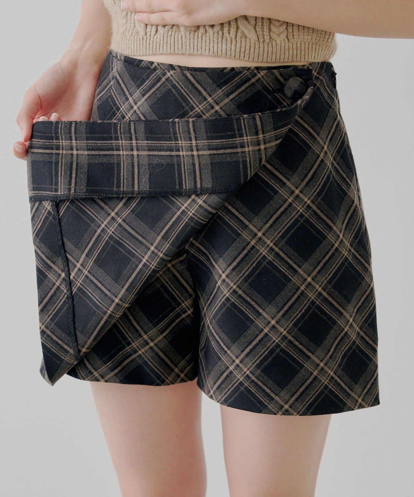 【Chico】前裹設計迷你裙褲