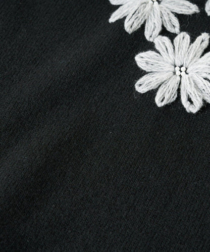 La boutique BonBon 花卉刺繡短款針織上衣