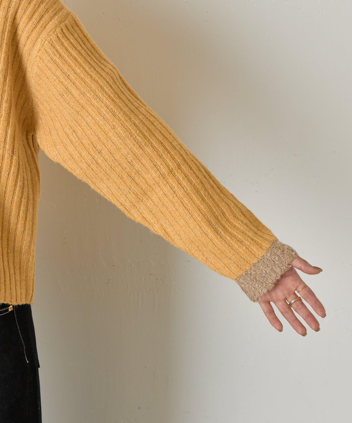 領口袖口拼色條紋亮絲針織衫