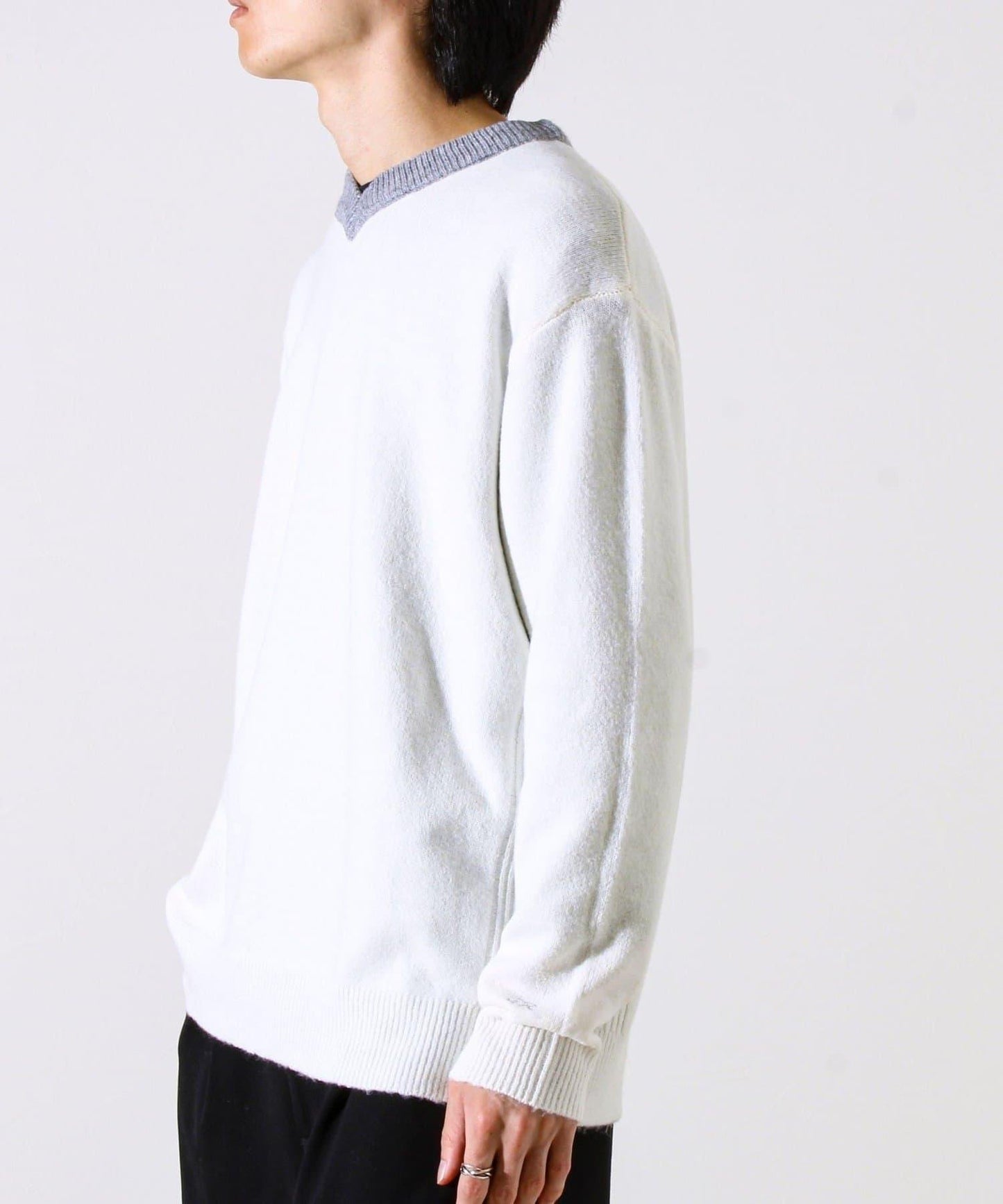 【配色羅紋點綴的優雅針織衫】GR刺繡 淺V領套頭針織衫