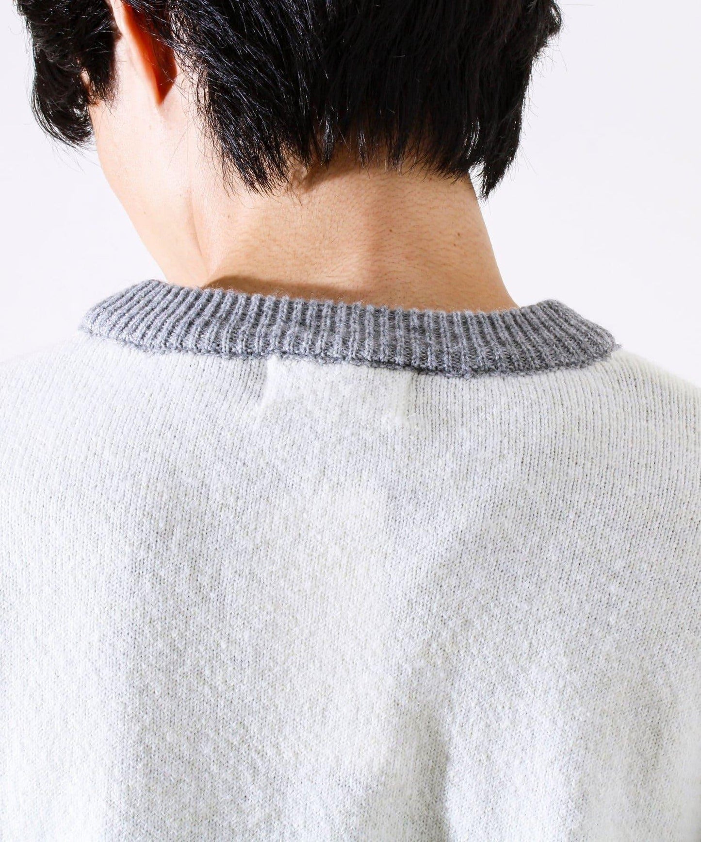 【配色羅紋點綴的優雅針織衫】GR刺繡 淺V領套頭針織衫