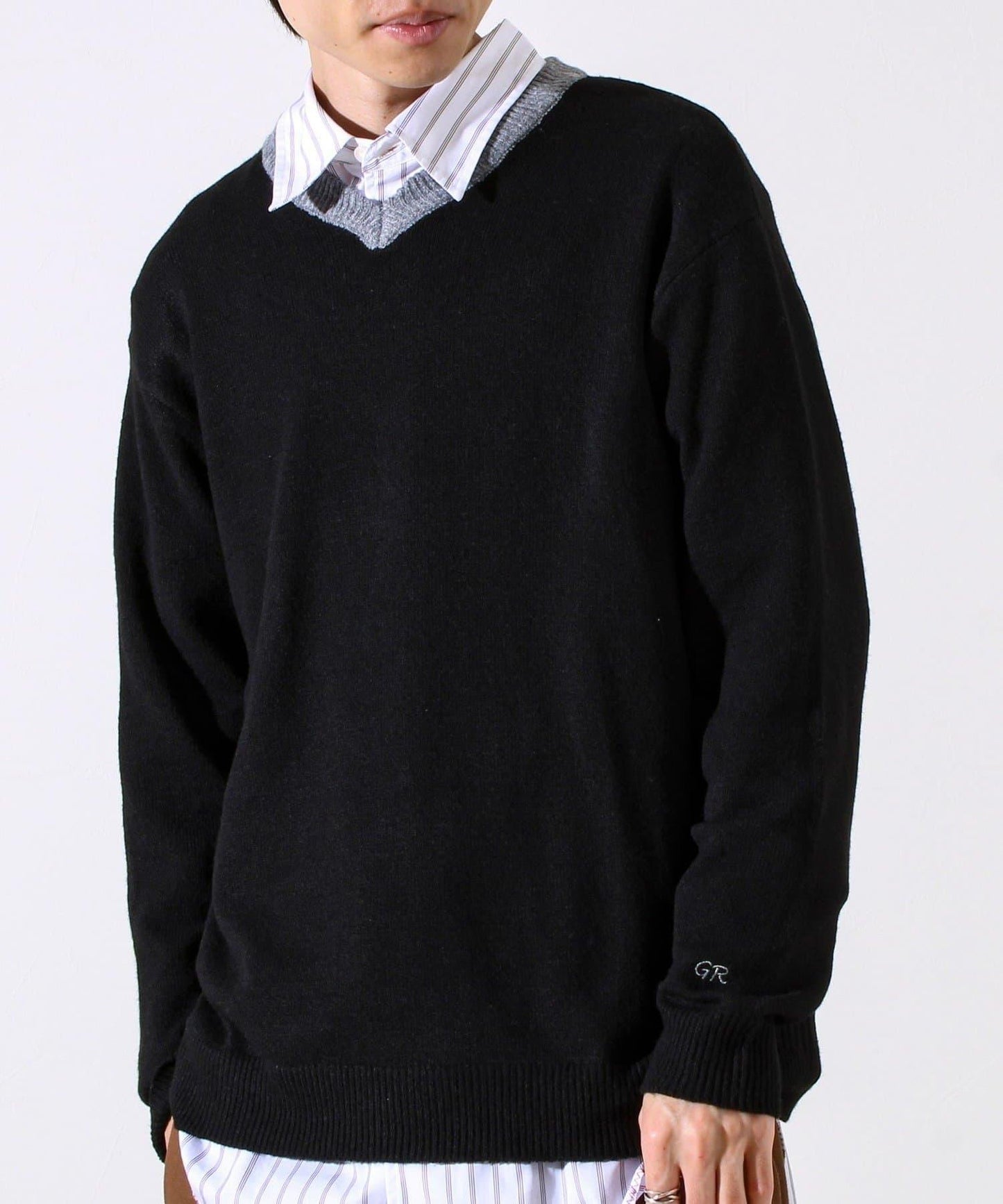 【配色羅紋點綴的優雅針織衫】GR刺繡 淺V領套頭針織衫