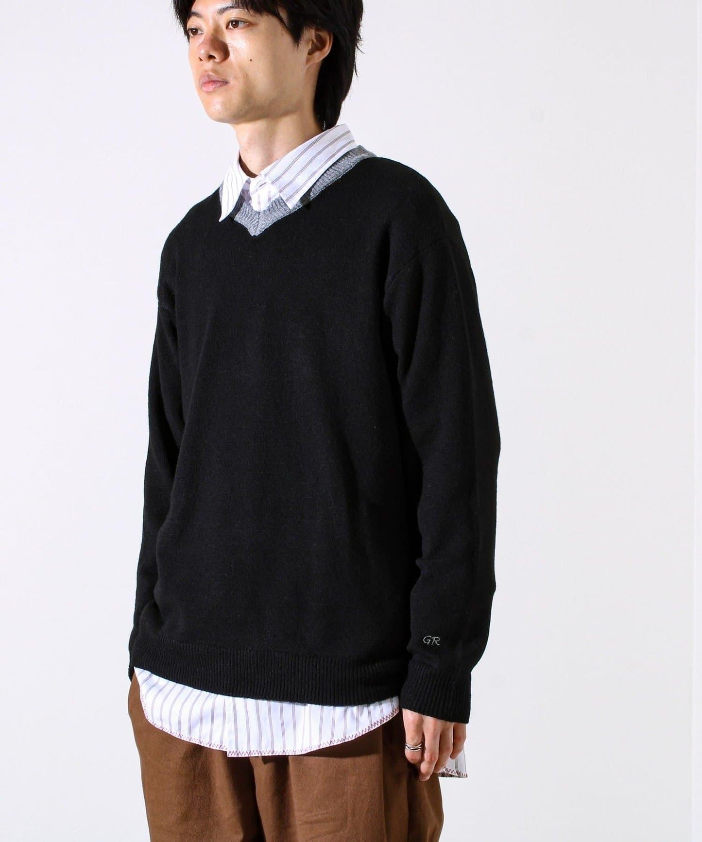 【配色羅紋點綴的優雅針織衫】GR刺繡 淺V領套頭針織衫