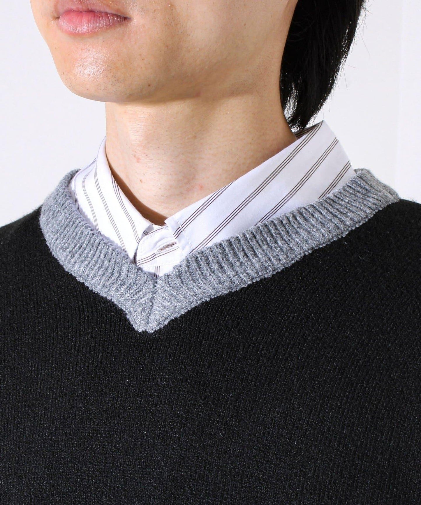 【配色羅紋點綴的優雅針織衫】GR刺繡 淺V領套頭針織衫