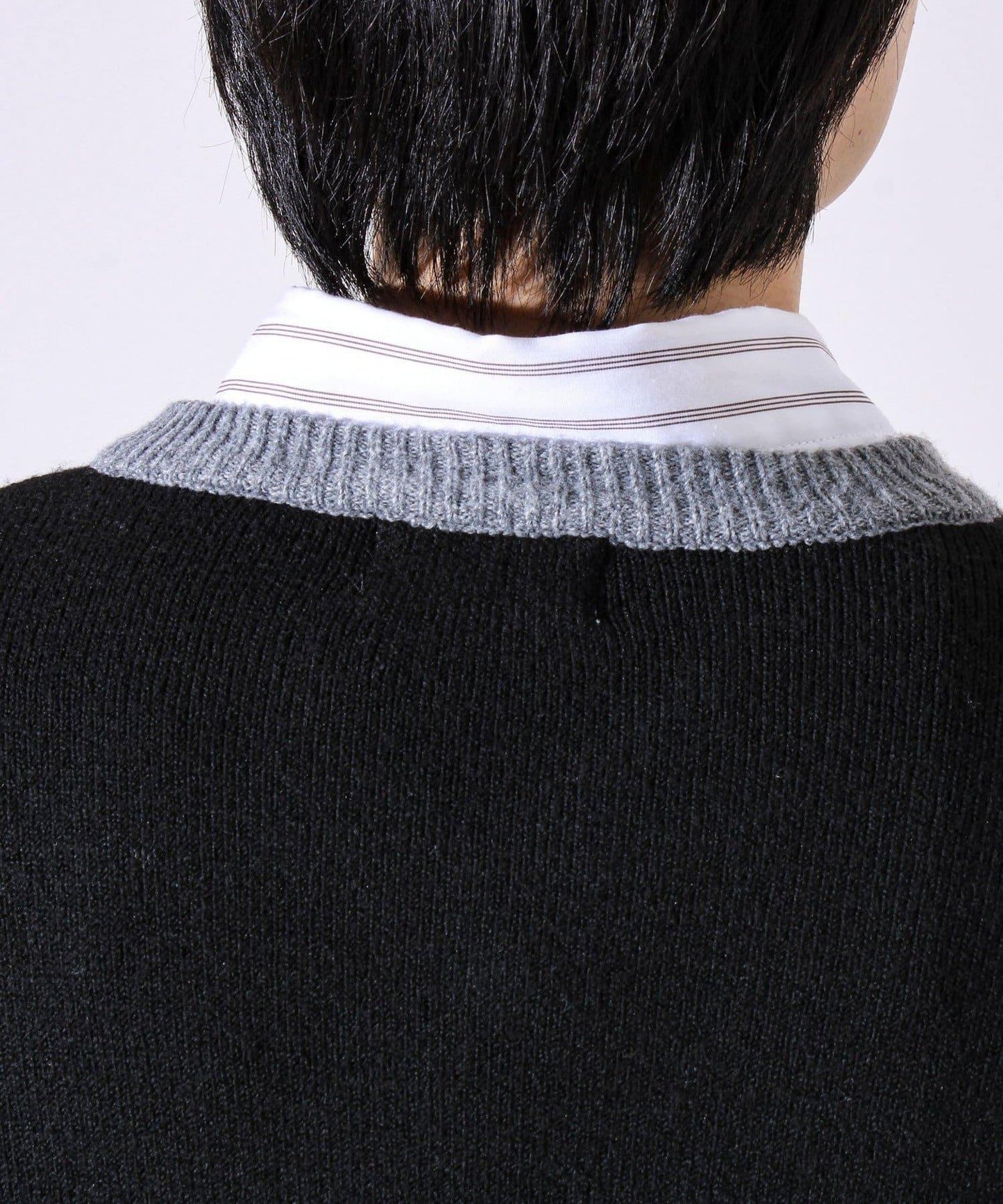 【配色羅紋點綴的優雅針織衫】GR刺繡 淺V領套頭針織衫