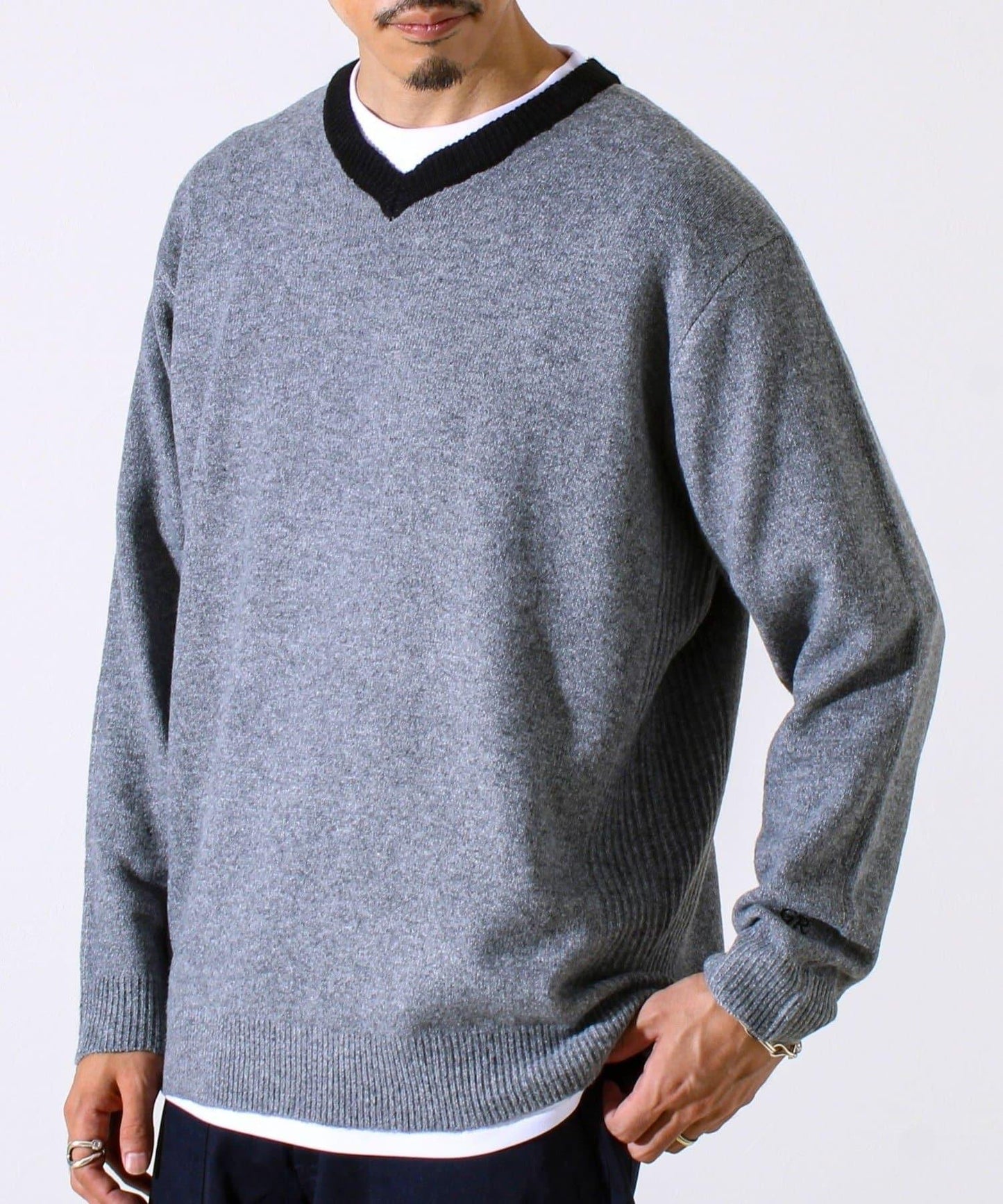 【配色羅紋點綴的優雅針織衫】GR刺繡 淺V領套頭針織衫