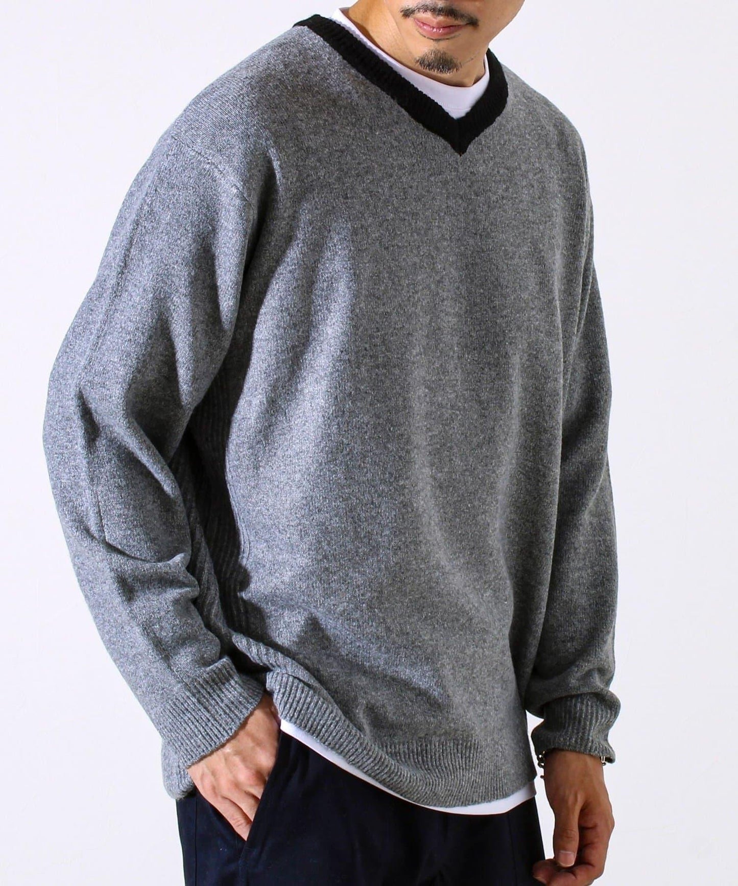 【配色羅紋點綴的優雅針織衫】GR刺繡 淺V領套頭針織衫