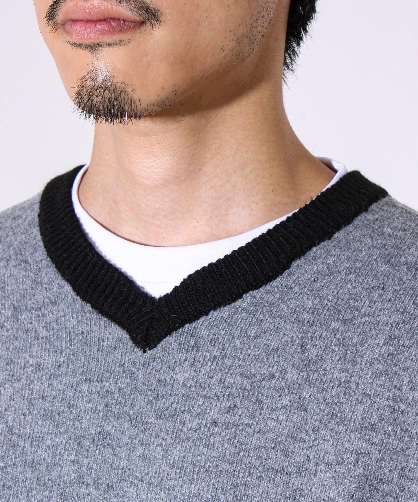 【配色羅紋點綴的優雅針織衫】GR刺繡 淺V領套頭針織衫