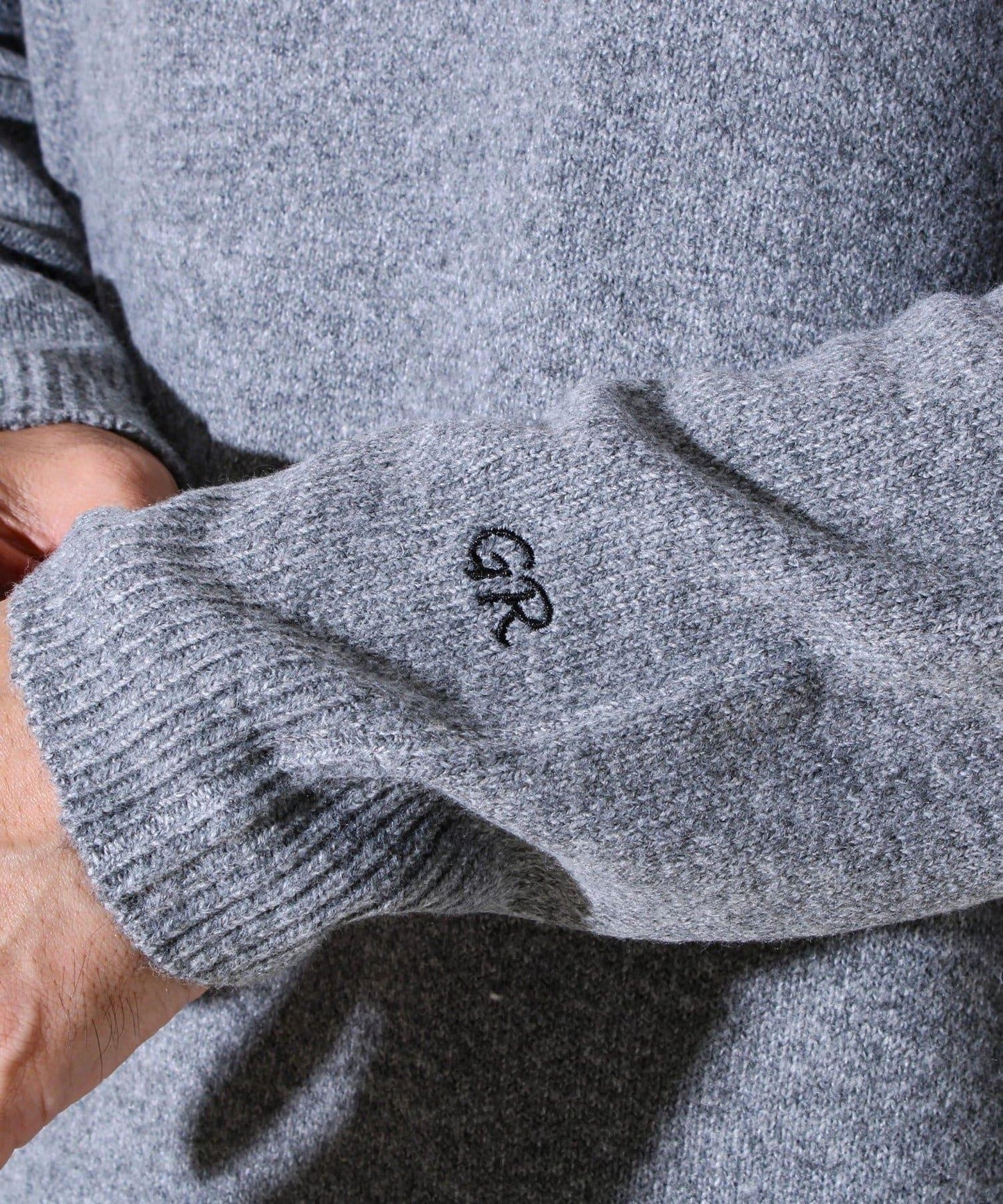 【配色羅紋點綴的優雅針織衫】GR刺繡 淺V領套頭針織衫