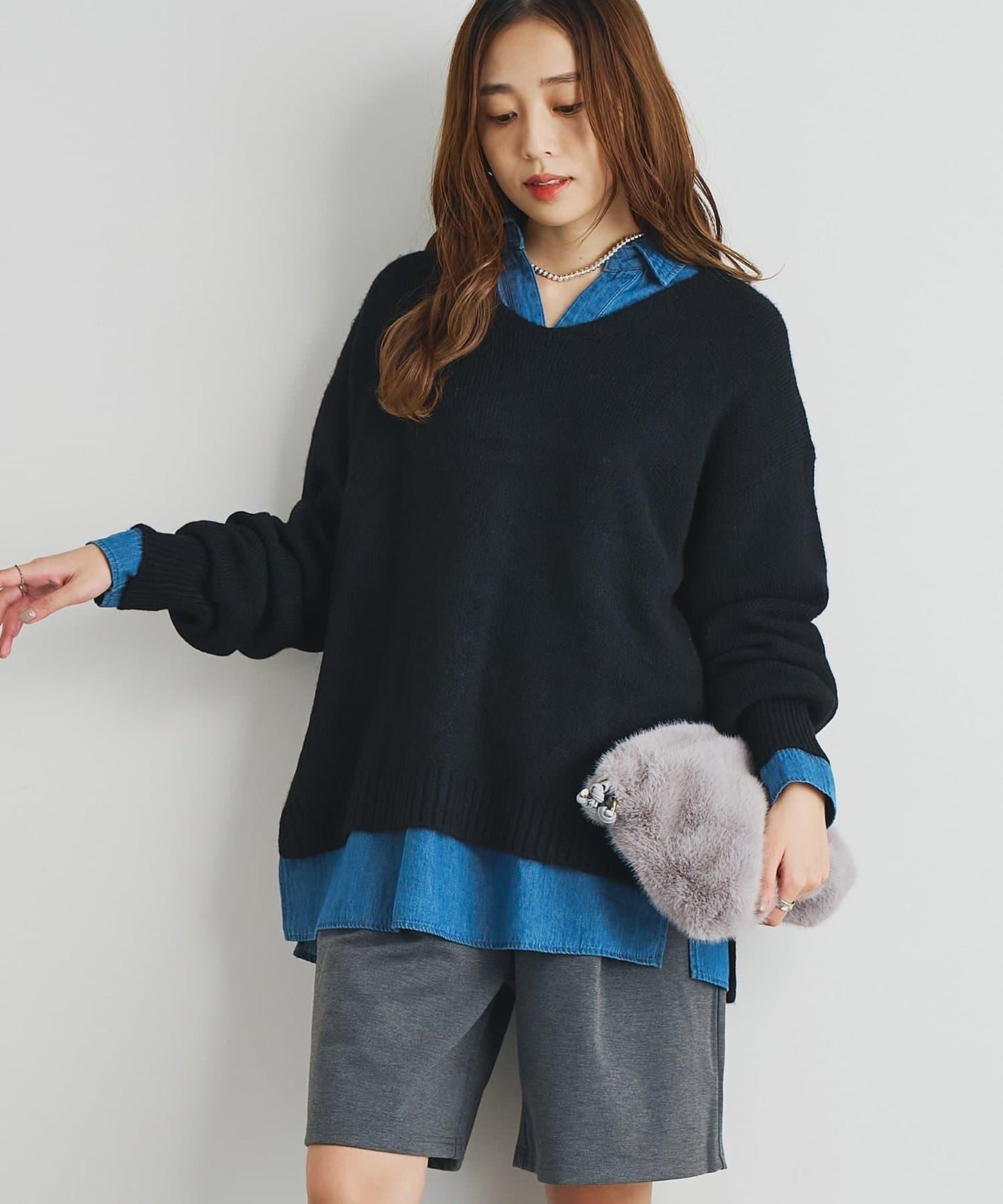 人氣單品・柔軟輕盈穿著感受 仿犛牛絨V領針織衫