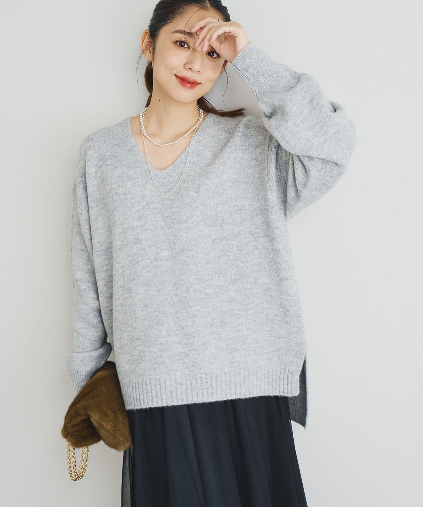 人氣單品・柔軟輕盈穿著感受 仿犛牛絨V領針織衫