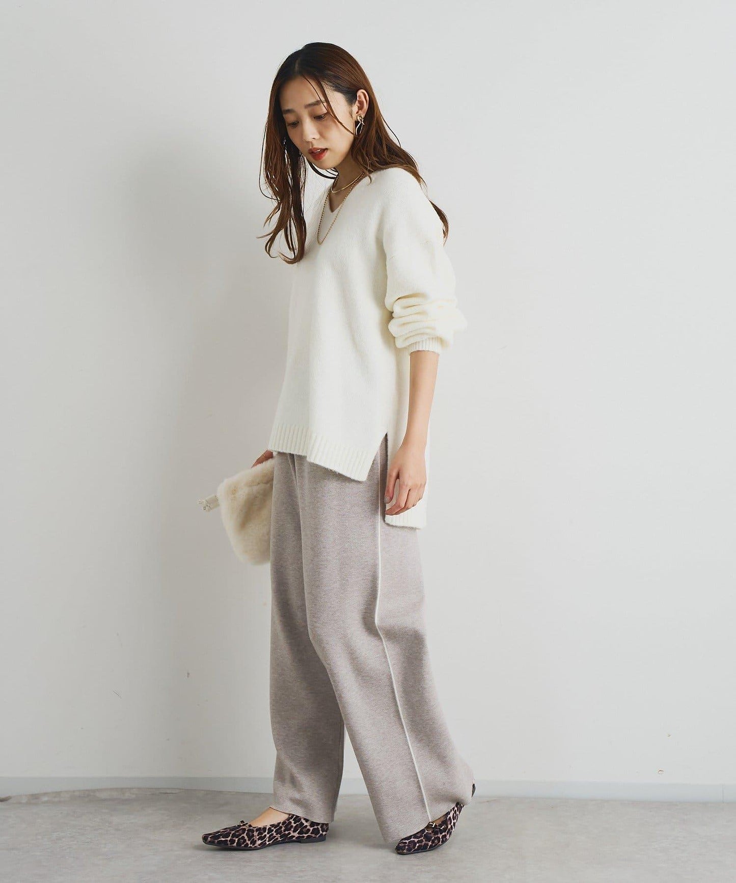 人氣單品・柔軟輕盈穿著感受 仿犛牛絨V領針織衫