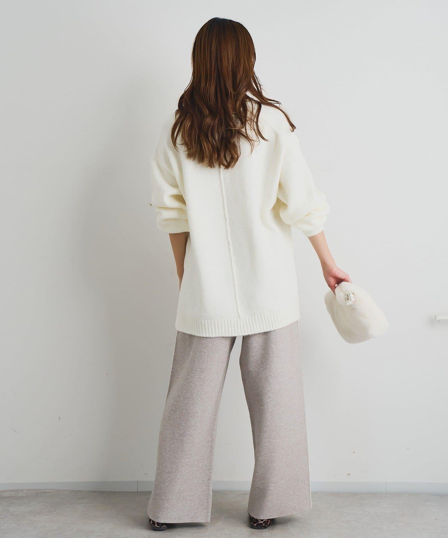 人氣單品・柔軟輕盈穿著感受 仿犛牛絨V領針織衫