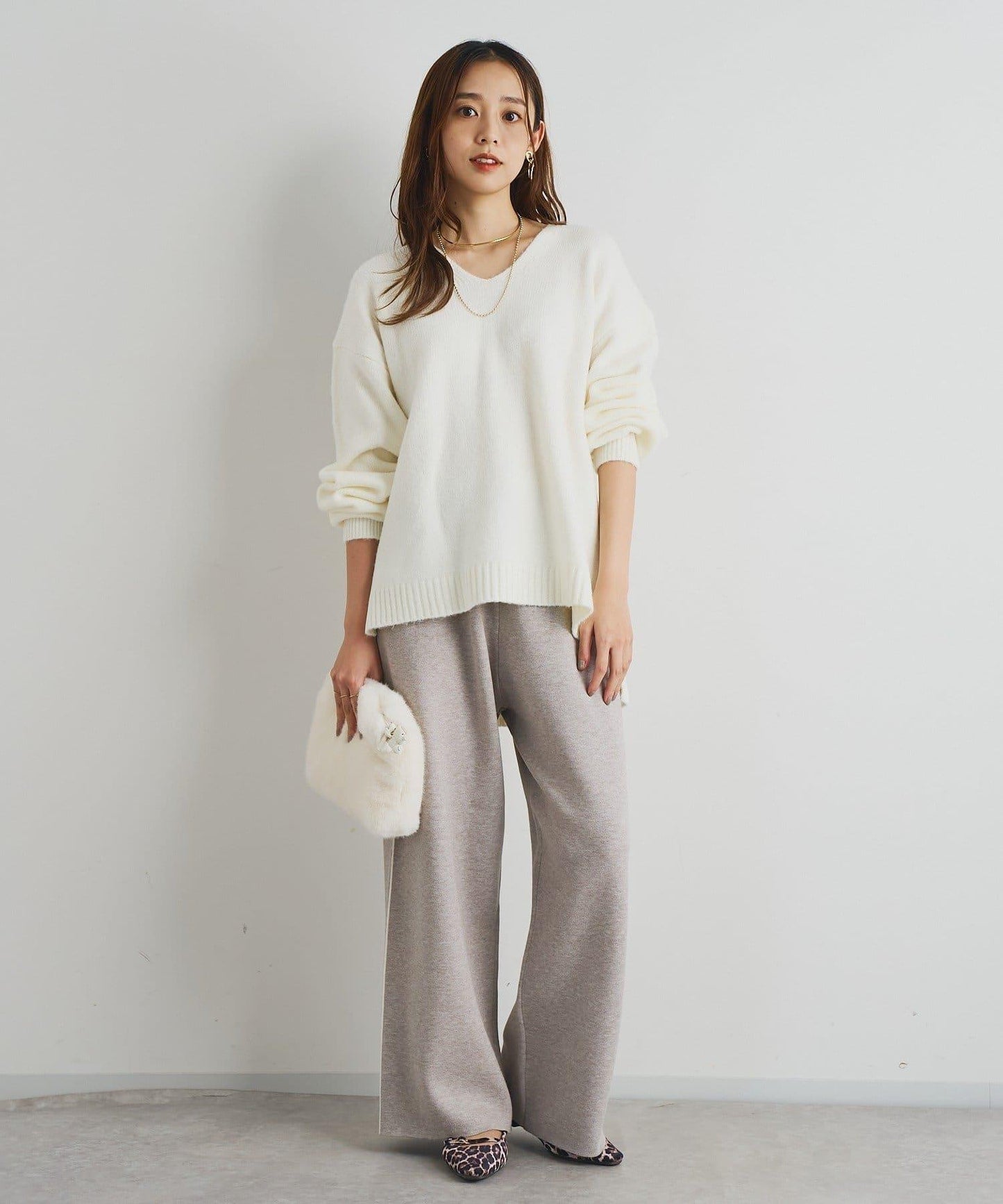 人氣單品・柔軟輕盈穿著感受 仿犛牛絨V領針織衫