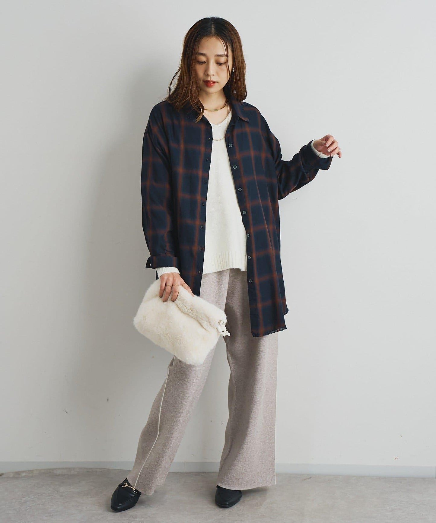 人氣單品・柔軟輕盈穿著感受 仿犛牛絨V領針織衫