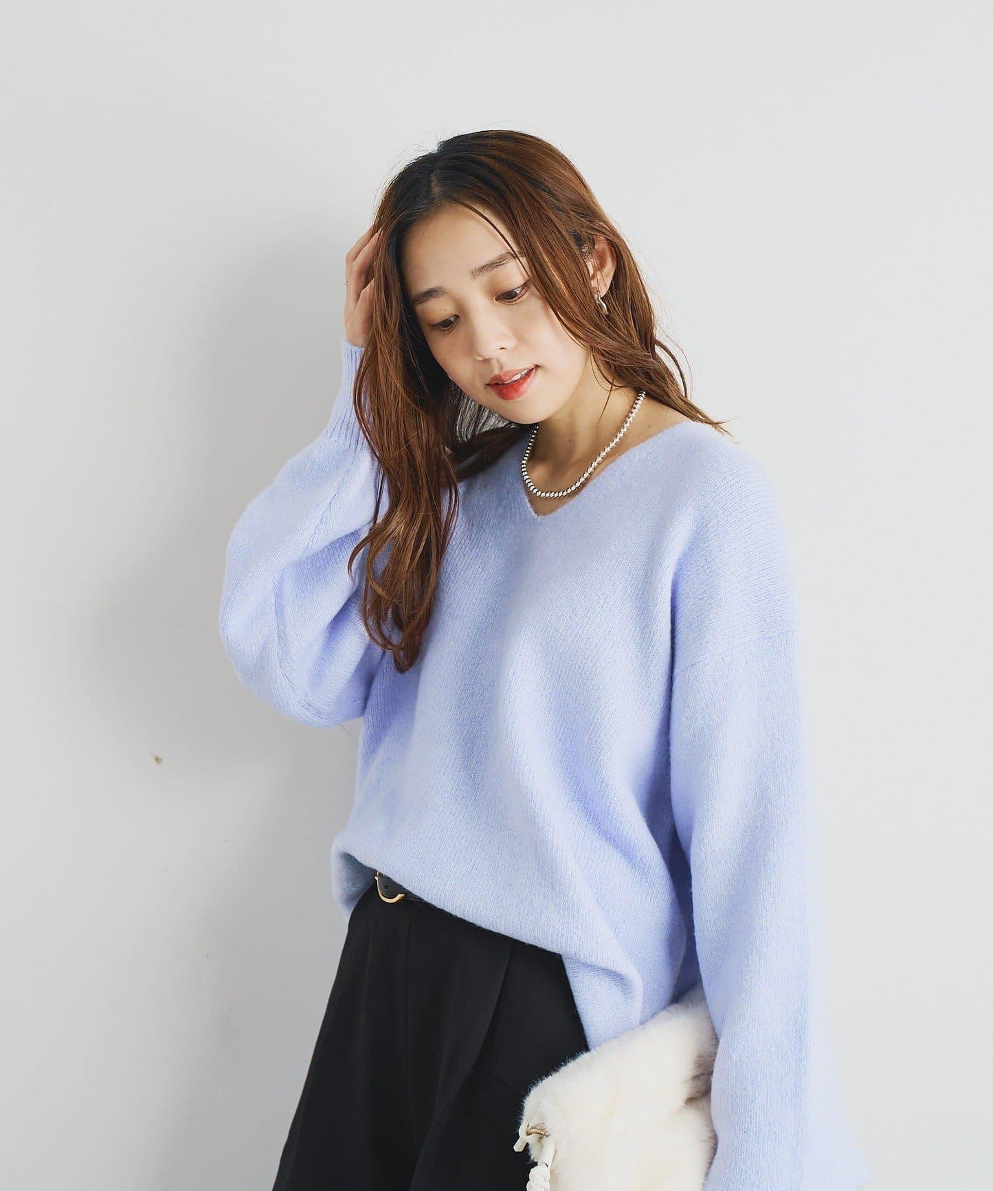 人氣單品・柔軟輕盈穿著感受 仿犛牛絨V領針織衫