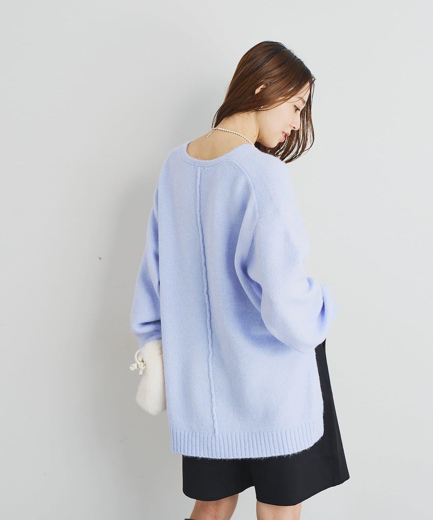 人氣單品・柔軟輕盈穿著感受 仿犛牛絨V領針織衫