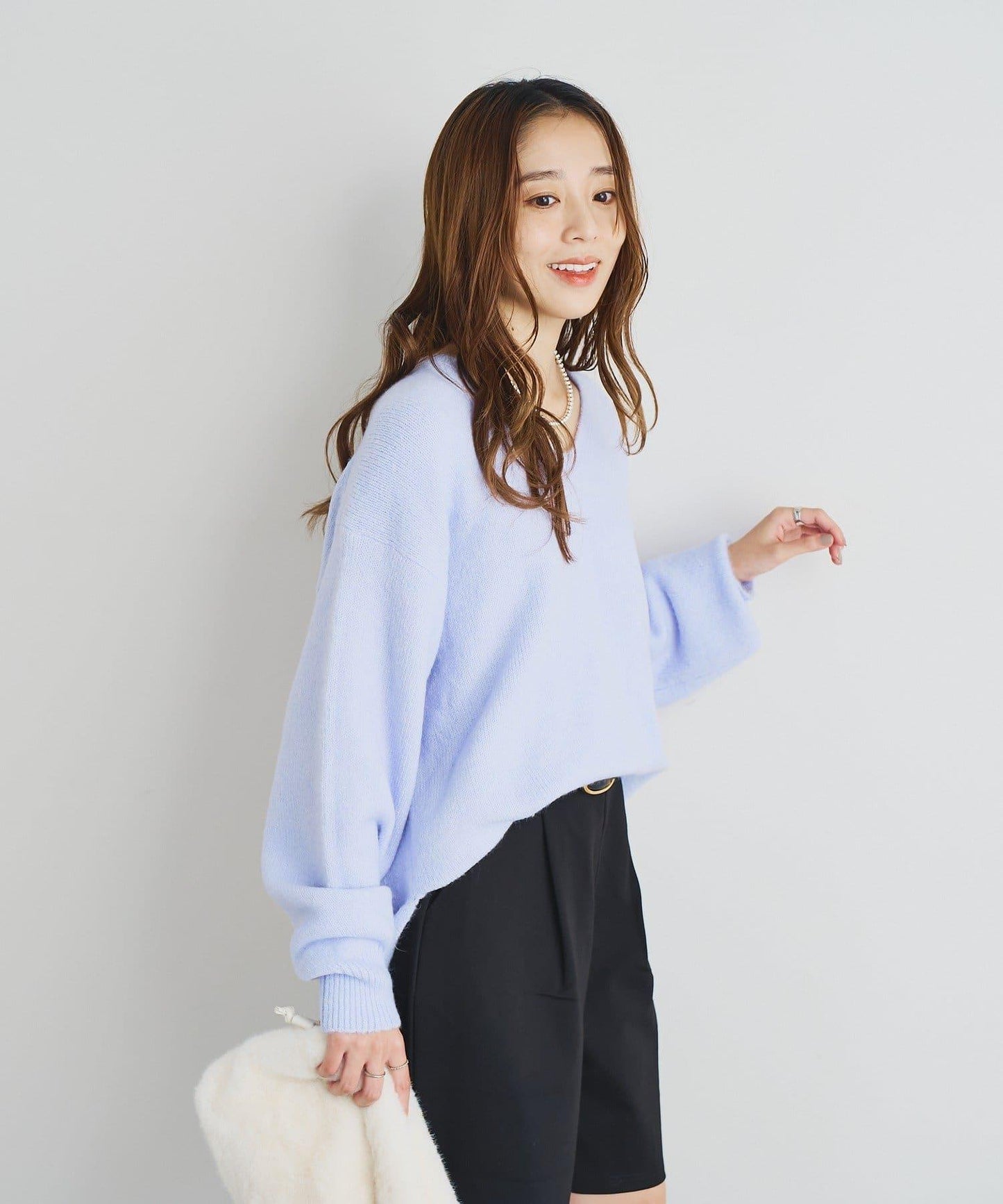 人氣單品・柔軟輕盈穿著感受 仿犛牛絨V領針織衫