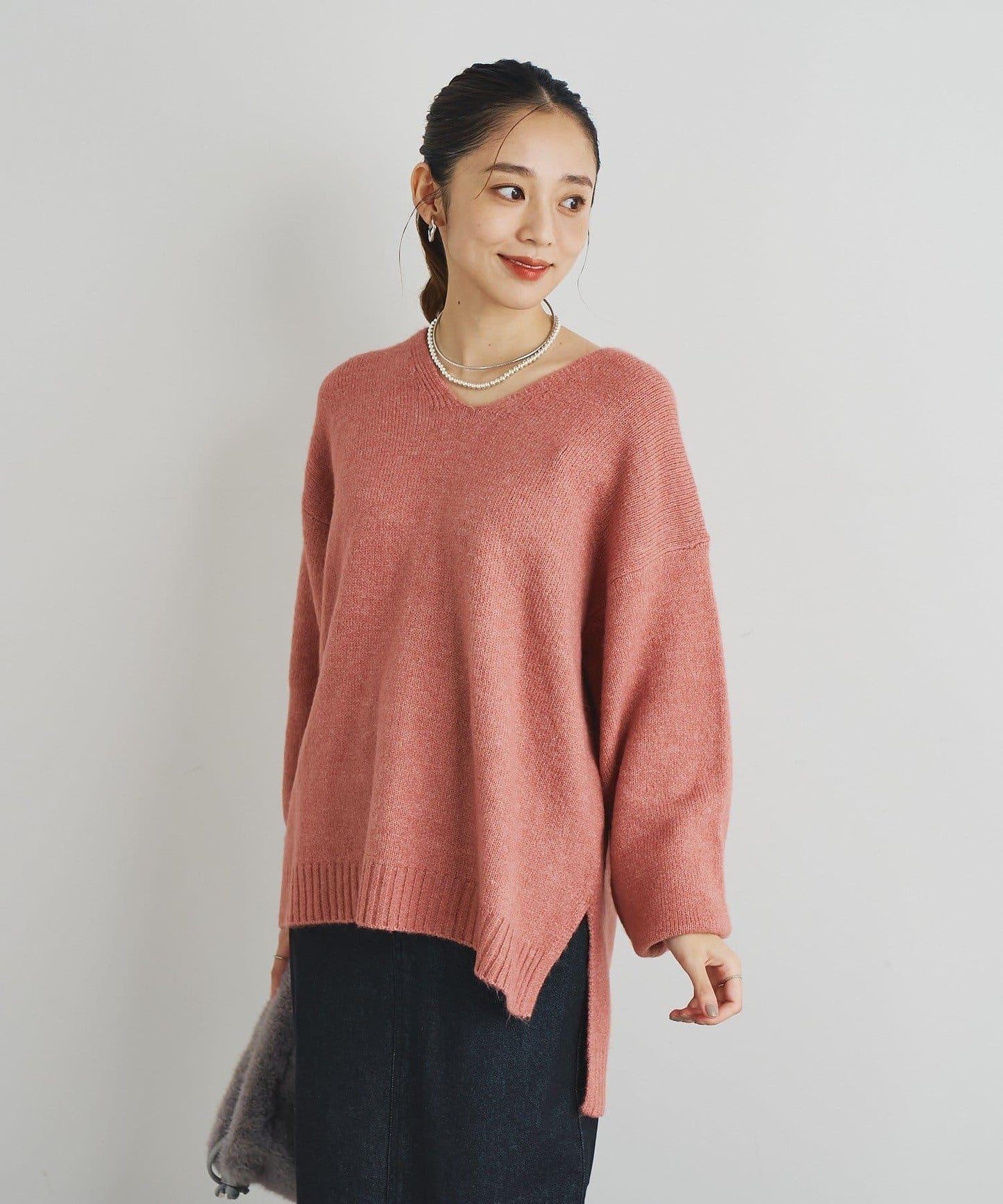 人氣單品・柔軟輕盈穿著感受 仿犛牛絨V領針織衫