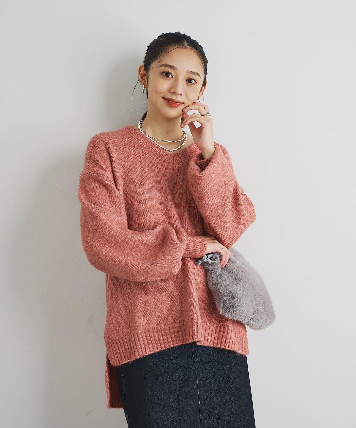 人氣單品・柔軟輕盈穿著感受 仿犛牛絨V領針織衫