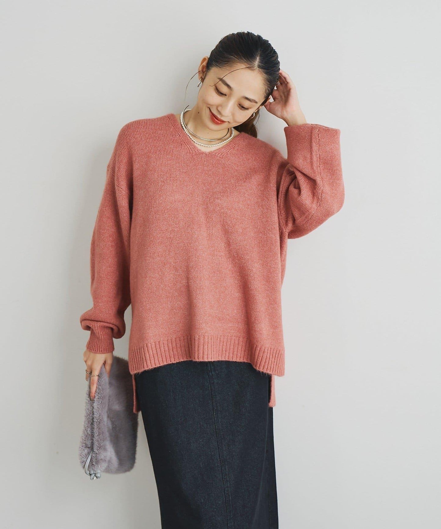 人氣單品・柔軟輕盈穿著感受 仿犛牛絨V領針織衫