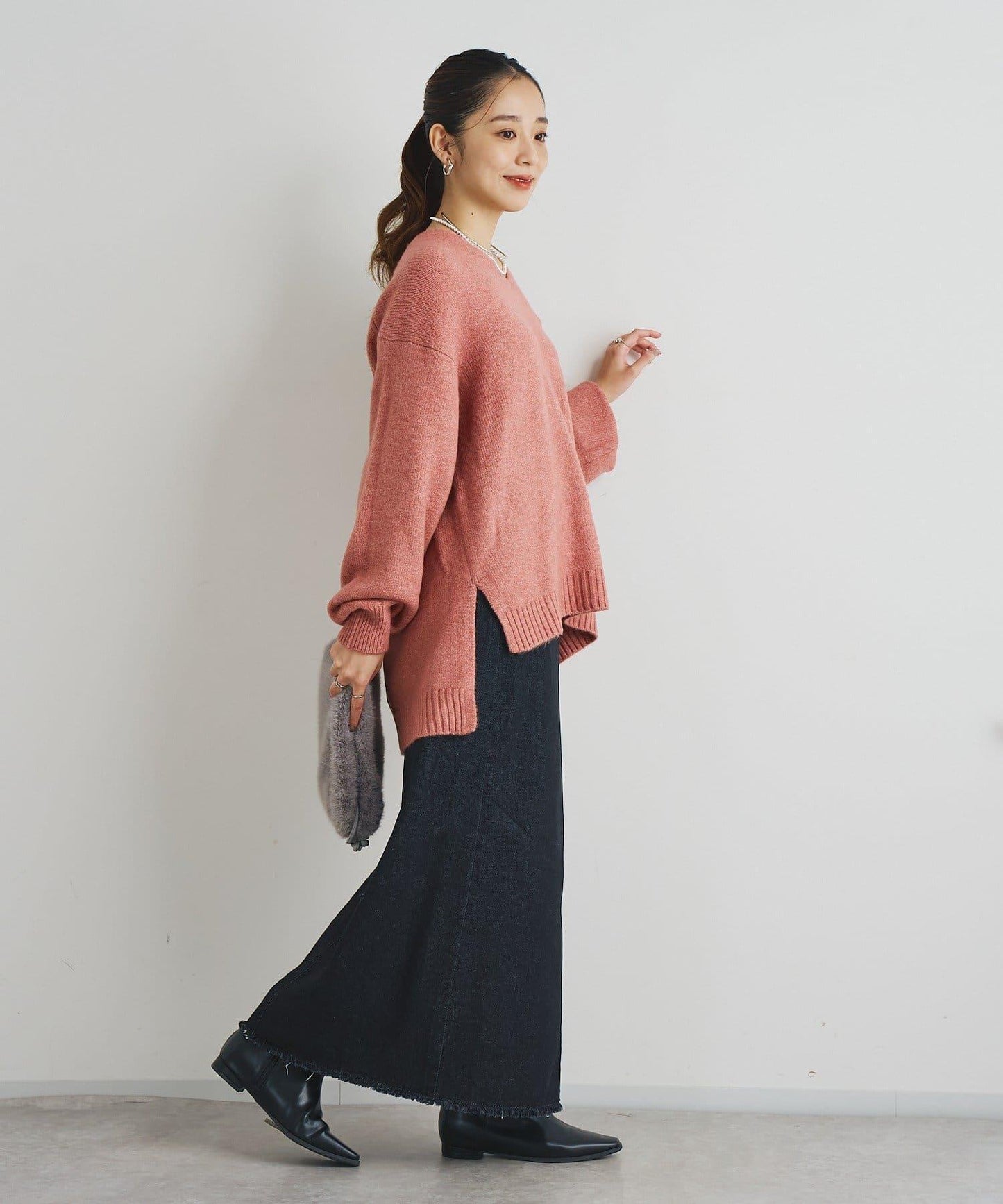 人氣單品・柔軟輕盈穿著感受 仿犛牛絨V領針織衫