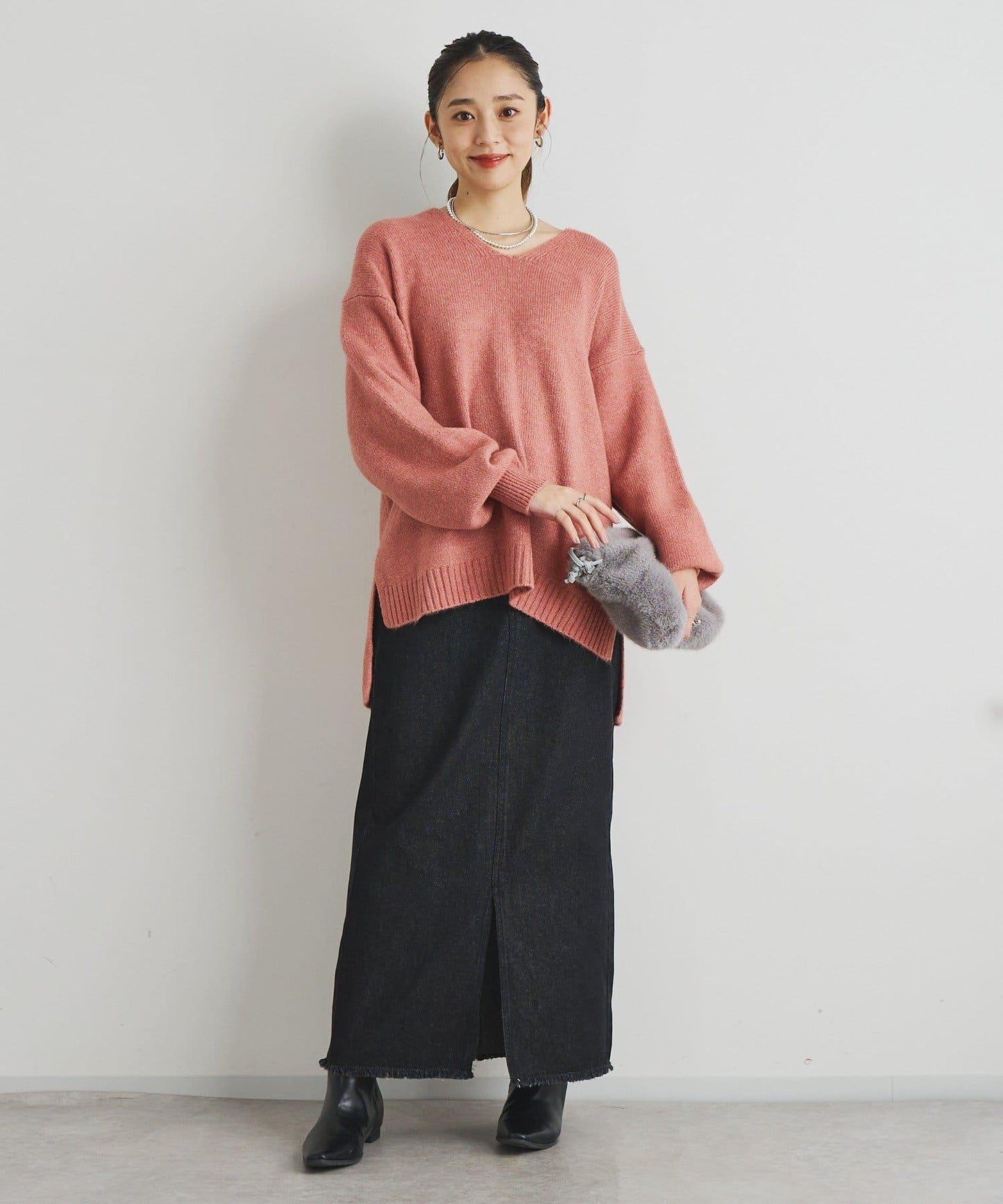 人氣單品・柔軟輕盈穿著感受 仿犛牛絨V領針織衫