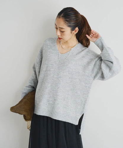 人氣單品・柔軟輕盈穿著感受 仿犛牛絨V領針織衫