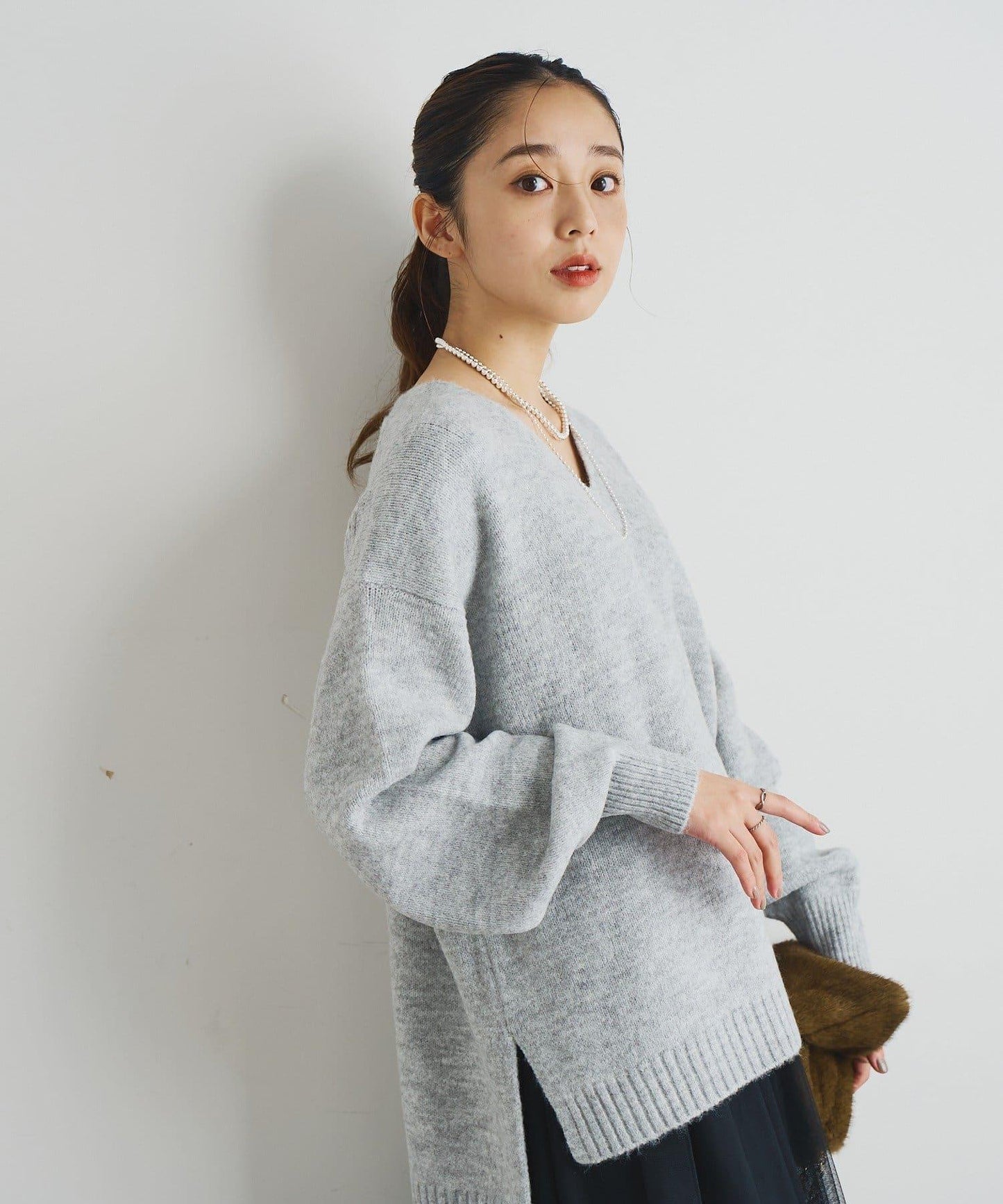 人氣單品・柔軟輕盈穿著感受 仿犛牛絨V領針織衫