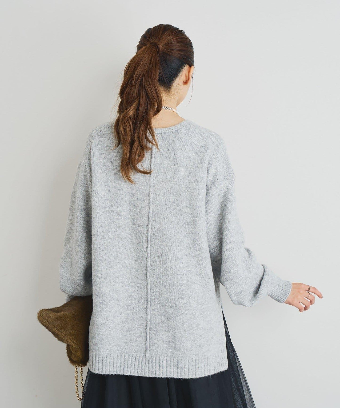 人氣單品・柔軟輕盈穿著感受 仿犛牛絨V領針織衫