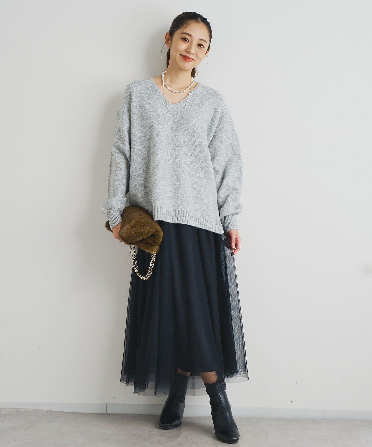 人氣單品・柔軟輕盈穿著感受 仿犛牛絨V領針織衫